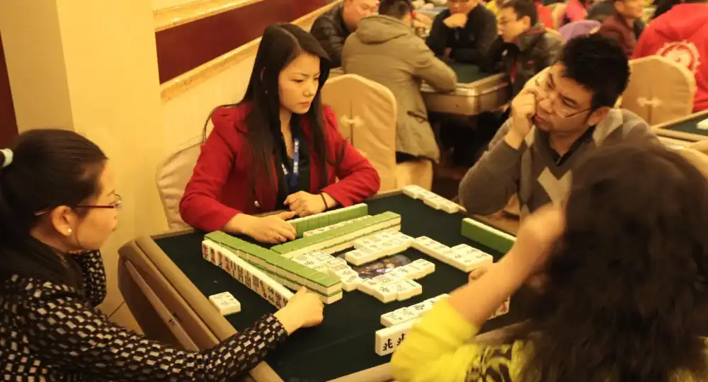 Geleneksel Mahjong oynayan insanlar